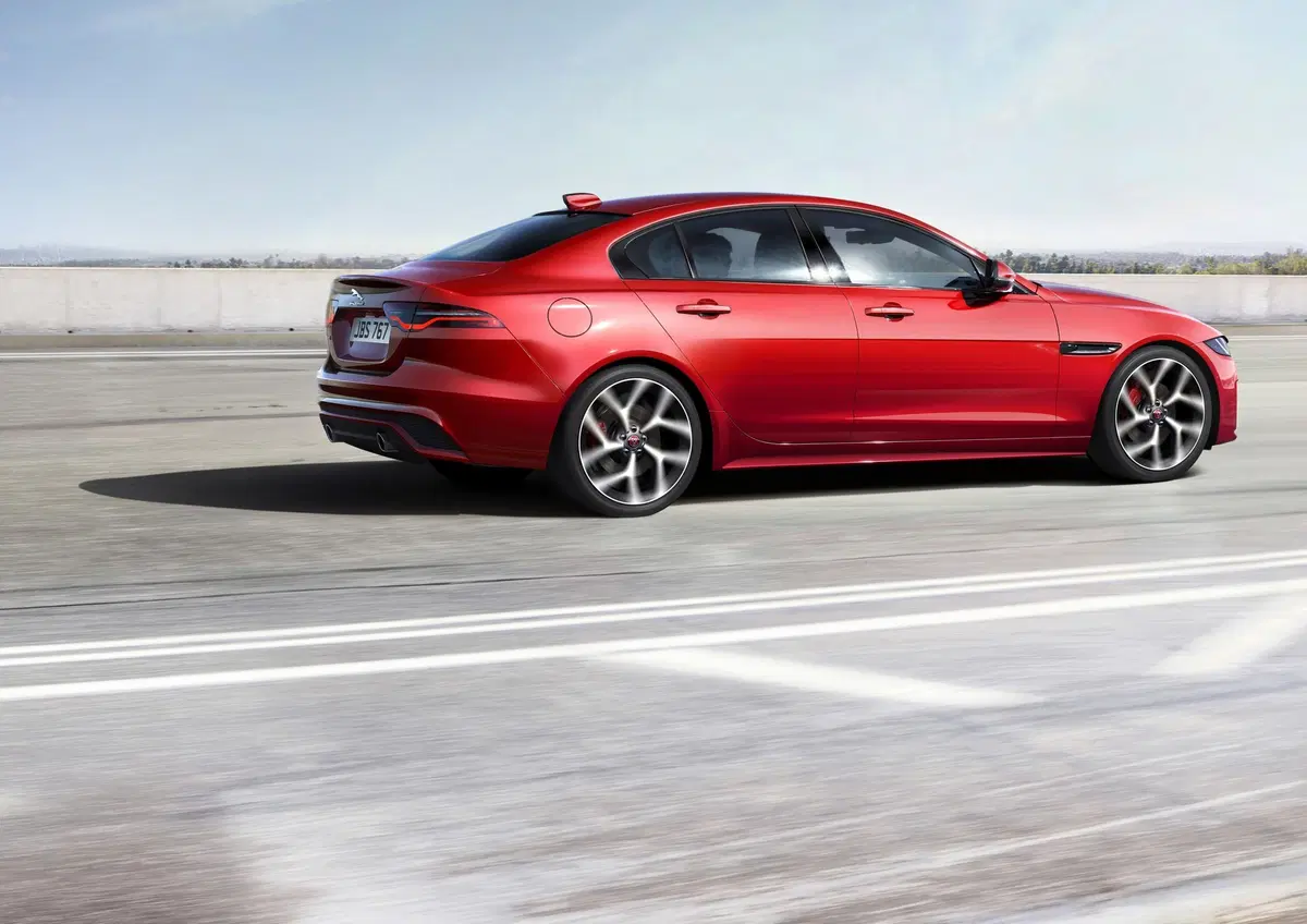 Nuova Jaguar XE: la berlina si rinnova da cima a fondo [Foto e video] (6)