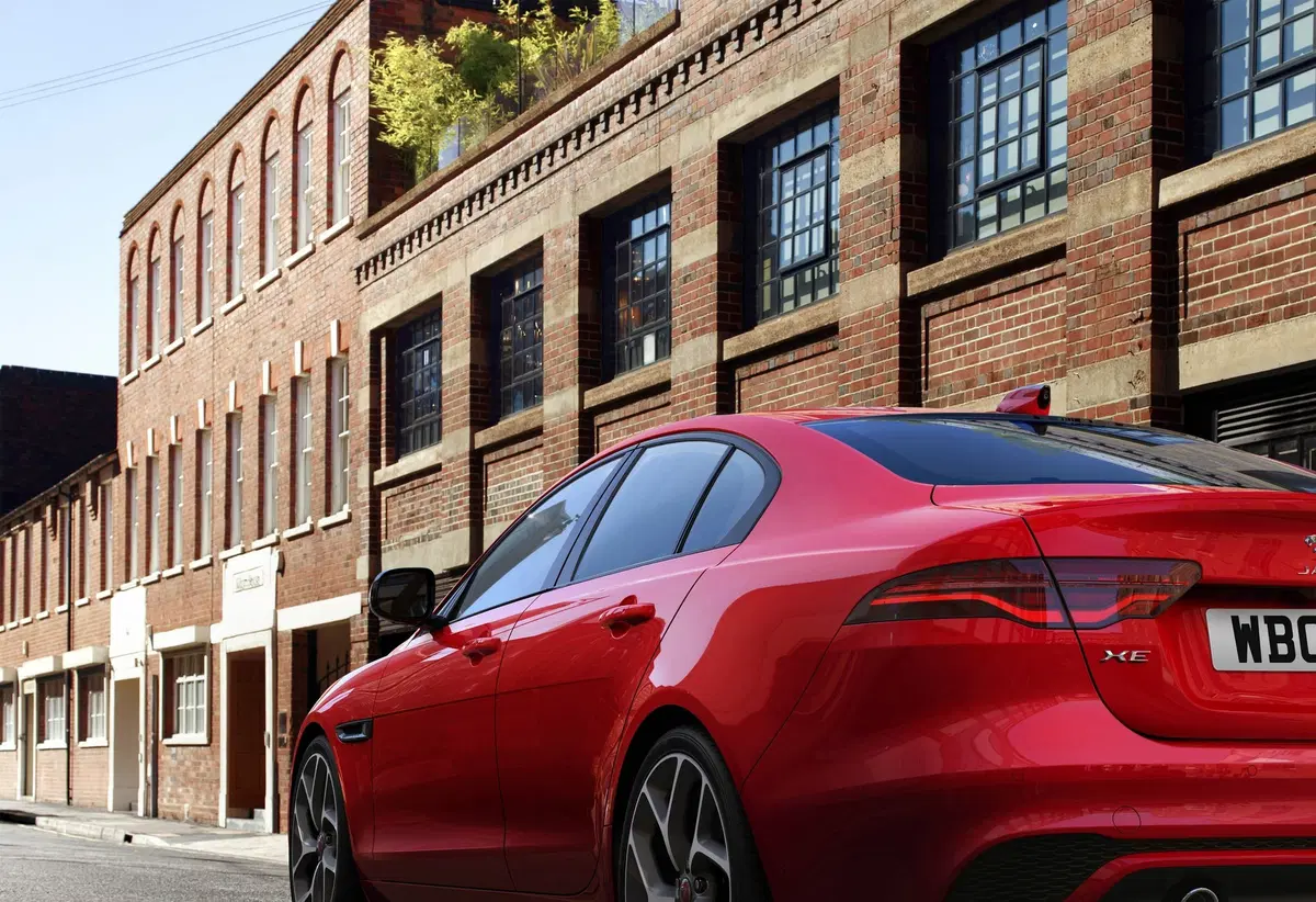 Nuova Jaguar XE: la berlina si rinnova da cima a fondo [Foto e video] (9)