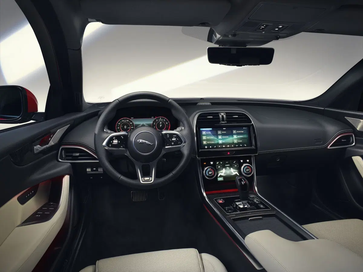 Nuova Jaguar XE: la berlina si rinnova da cima a fondo [Foto e video] (4)