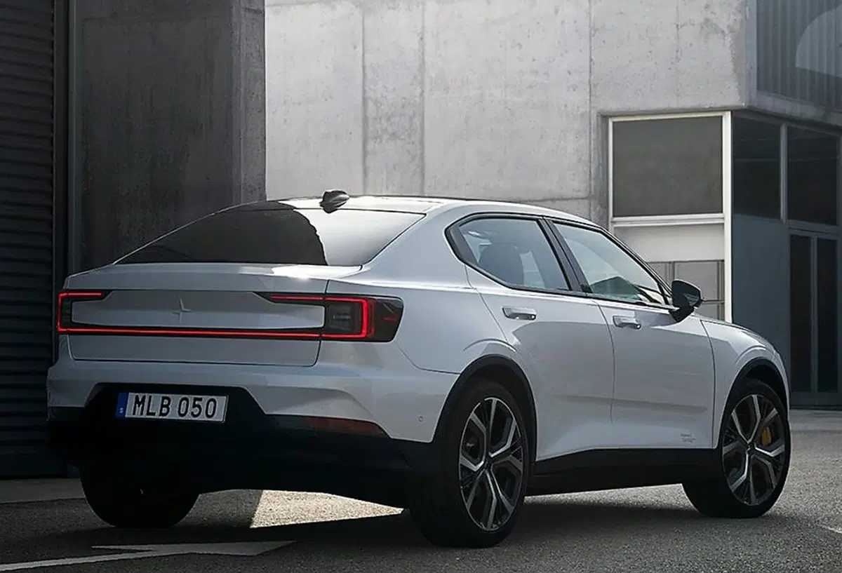 Ecco Polestar 2: la berlina elettrica fa sul serio con € 39.000 [video]