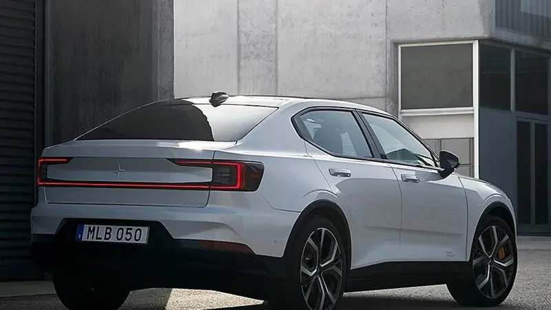 Ecco Polestar 2: la berlina elettrica fa sul serio con &euro; 39.000 [video]