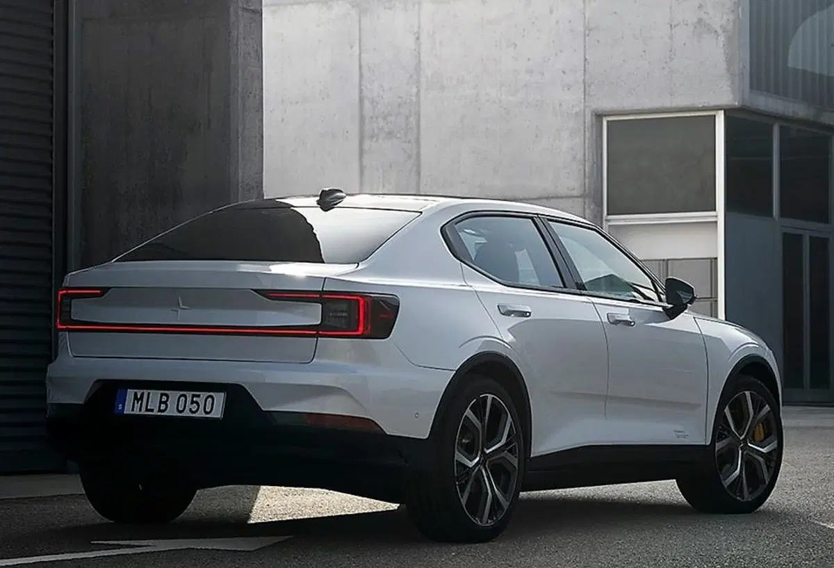 Ecco Polestar 2: la berlina elettrica fa sul serio con € 39000 [video]