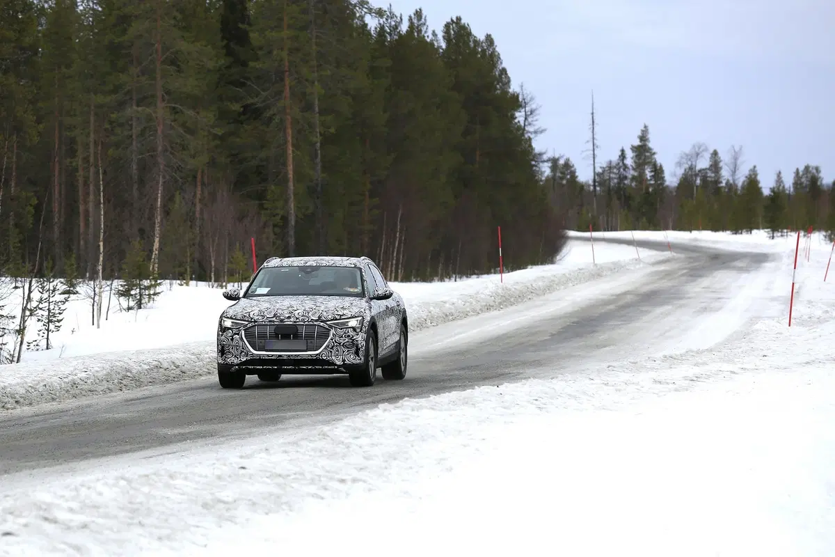 Audi e-tron: il SUV elettrico diventa Sportback [Foto spia] (4)