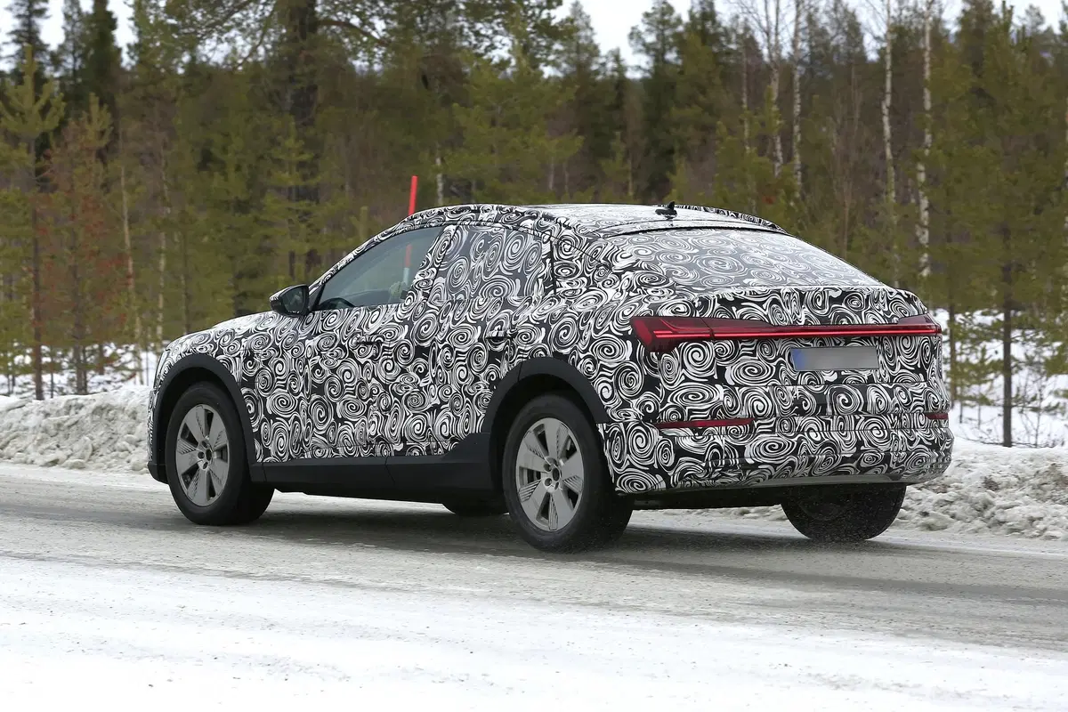 Audi e-tron: il SUV elettrico diventa Sportback [Foto spia] (10)