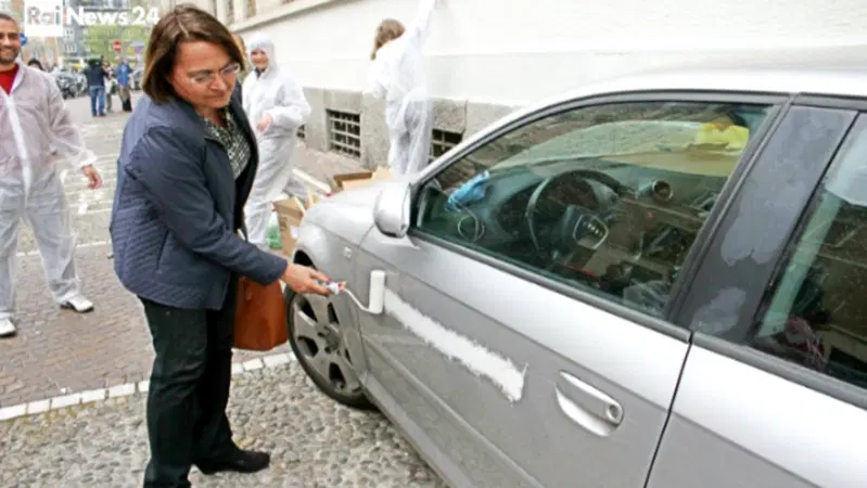 Imbrattamento di cose altrui: cosa rischia l'assessore Carmela Rozza