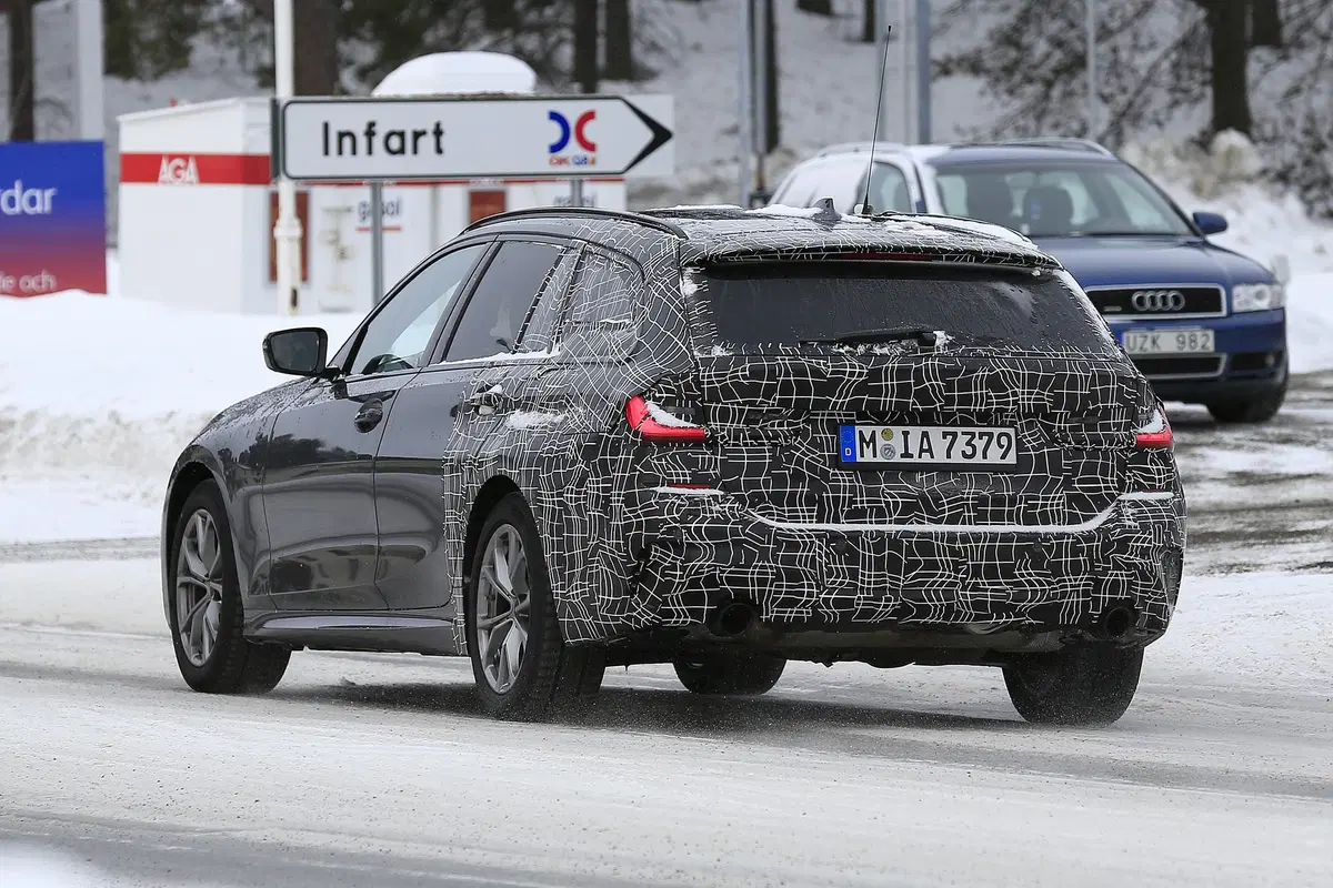 BMW Serie 3 Touring: avvistata la station wagon [Foto spia] (5)