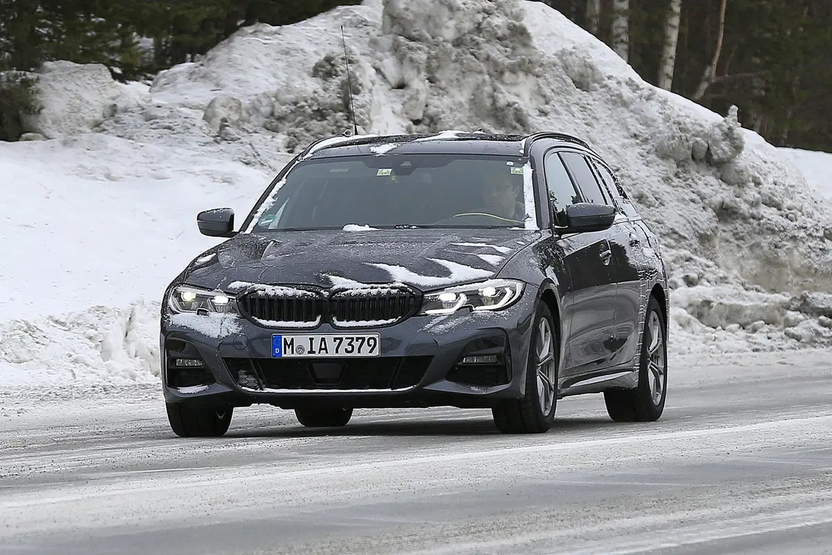 BMW Serie 3 Touring: avvistata la station wagon [Foto spia] (4)