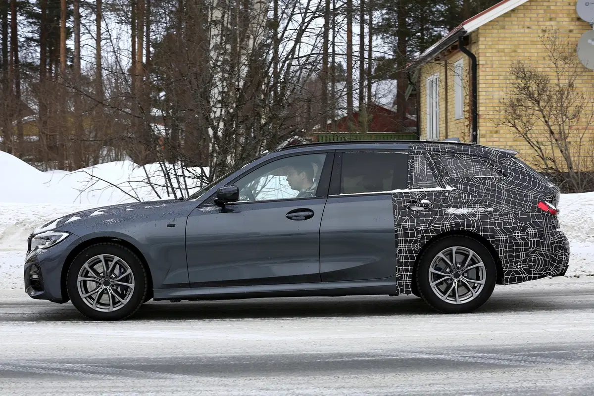 BMW Serie 3 Touring: avvistata la station wagon [Foto spia] (2)