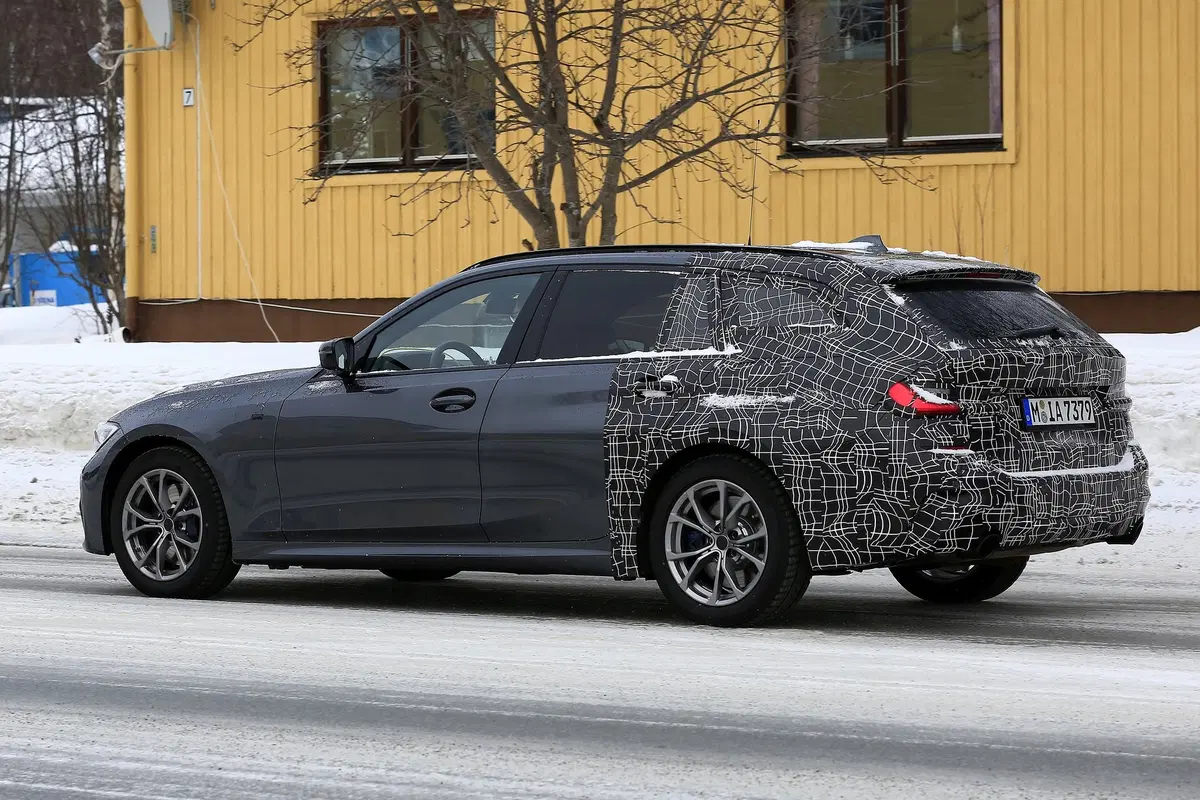 BMW Serie 3 Touring: avvistata la station wagon [Foto spia] (11)