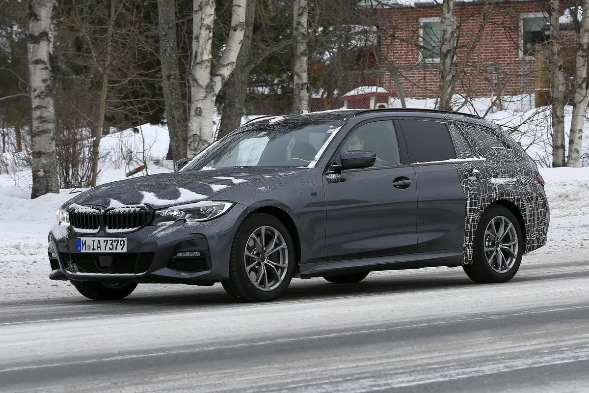 BMW Serie 3 Touring: avvistata la station wagon [Foto spia] (8)