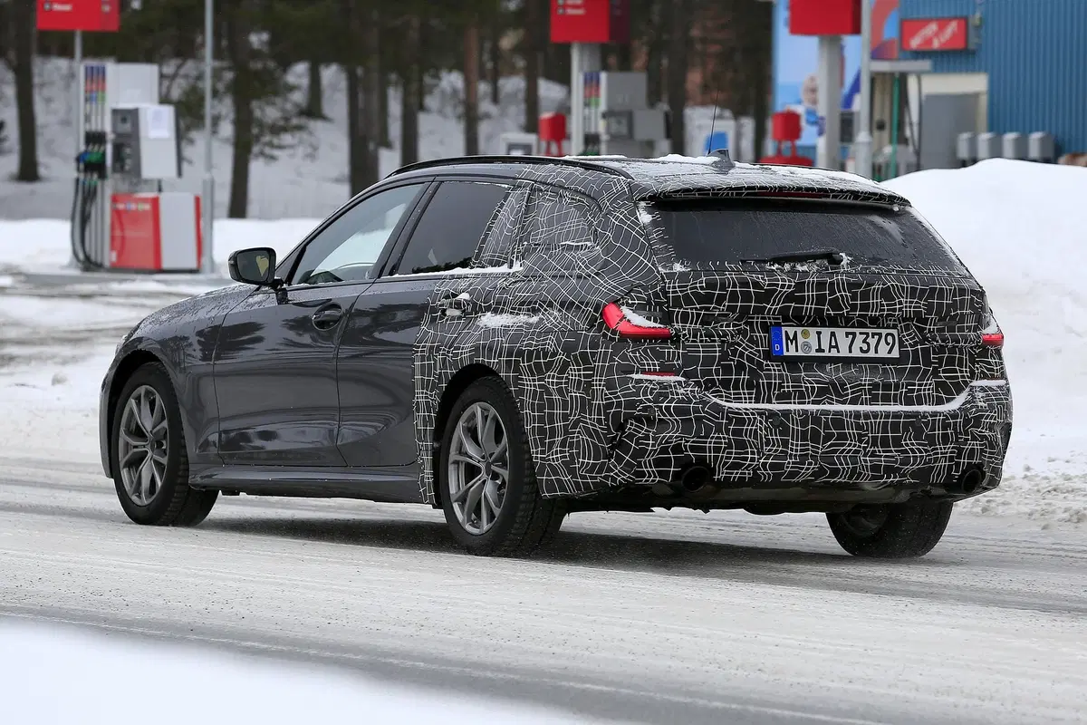 BMW Serie 3 Touring: avvistata la station wagon [Foto spia] (3)