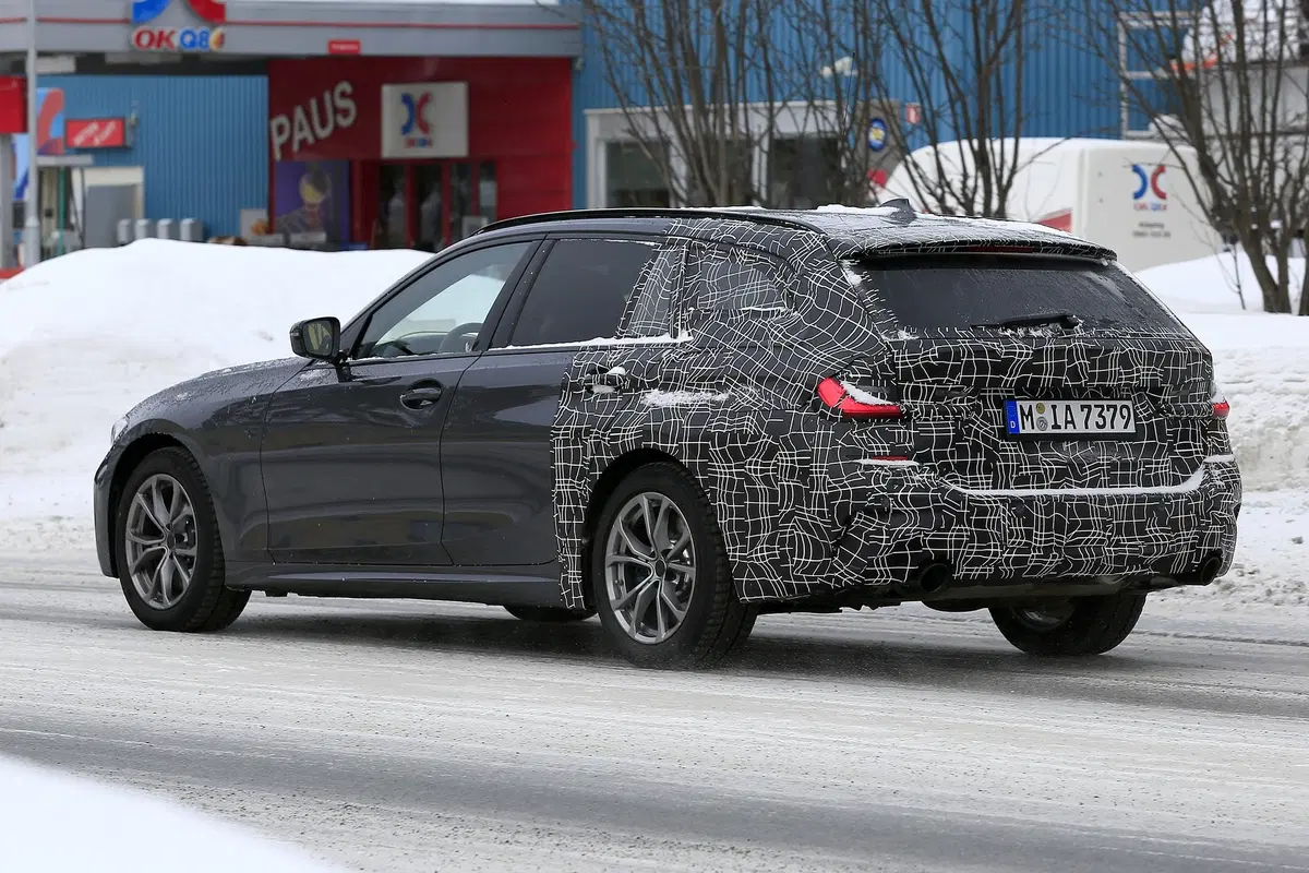 BMW Serie 3 Touring: avvistata la station wagon [Foto spia] (12)