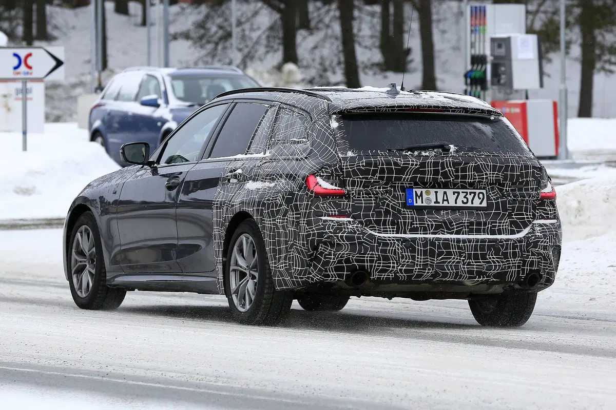 BMW Serie 3 Touring: avvistata la station wagon [Foto spia] (9)