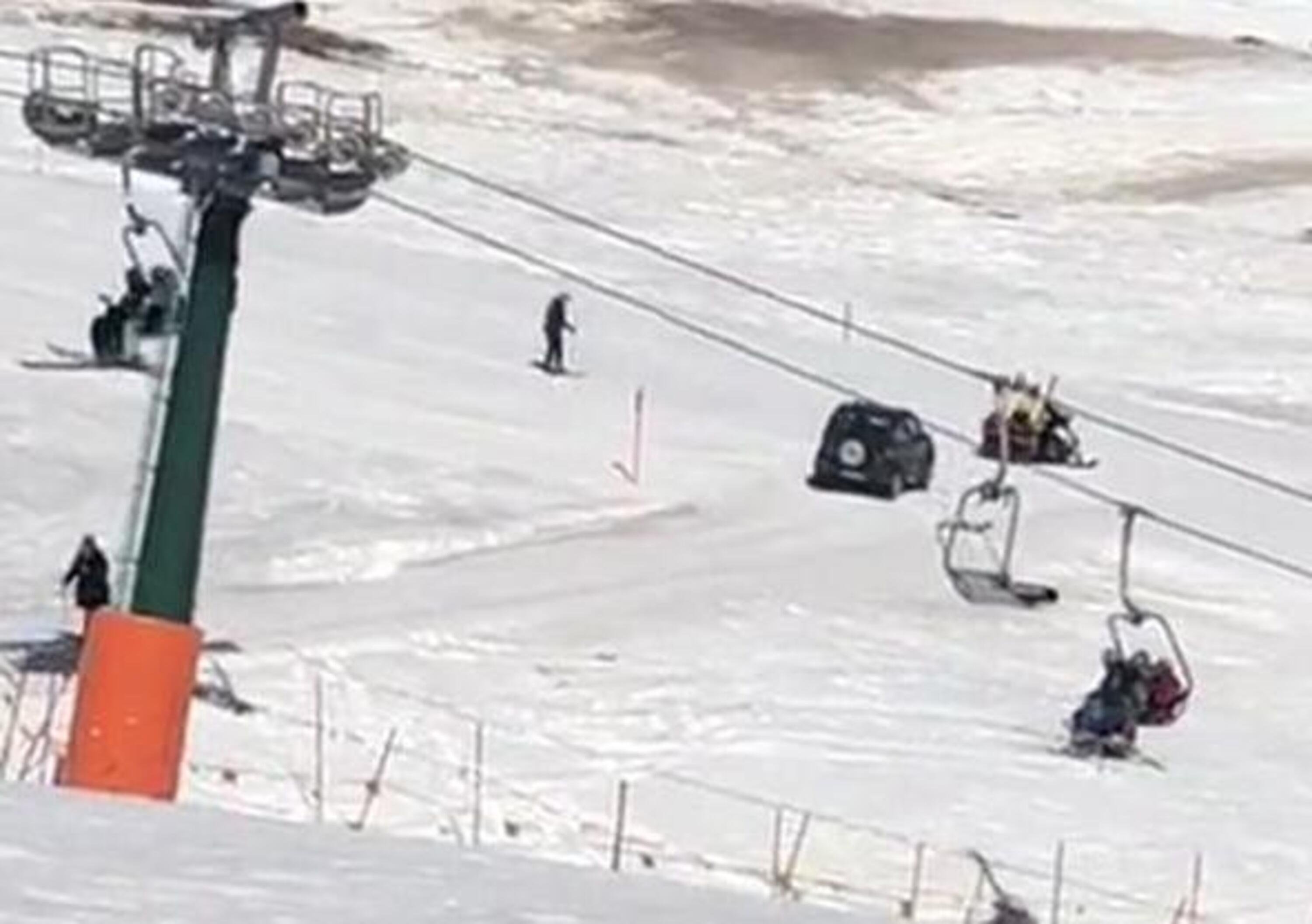 Bolzano, 91enne in auto finisce sulla pista da sci: multato