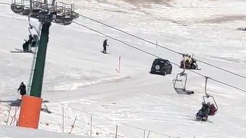 Bolzano, 91enne in auto finisce sulla pista da sci: multato