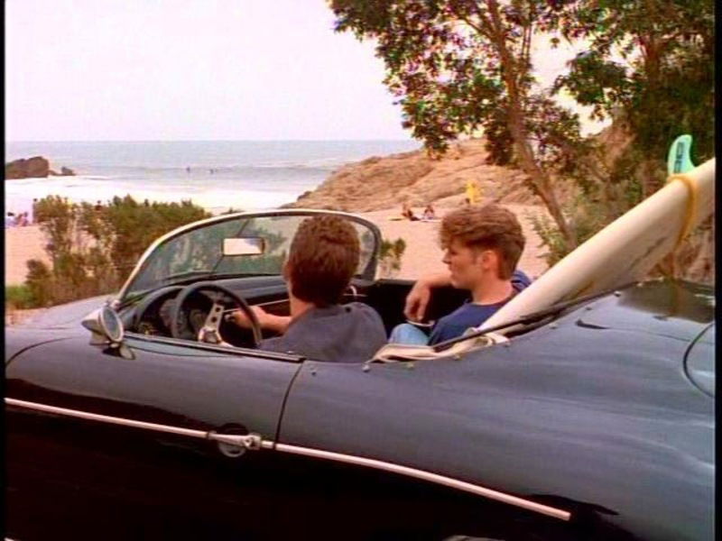 Luke Perry in scena a bordo della replica della 356 Speedster