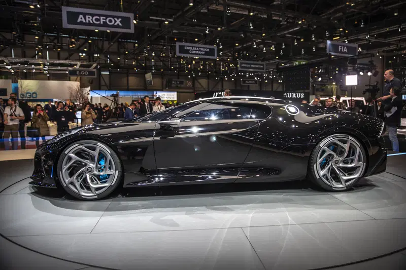Vista laterale della Bugatti "La Voiture Noire"