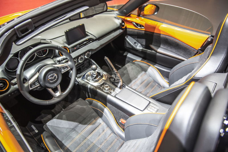 Interni con dettagli arancio e sedili Recaro per la MX-5 30th Anniversary