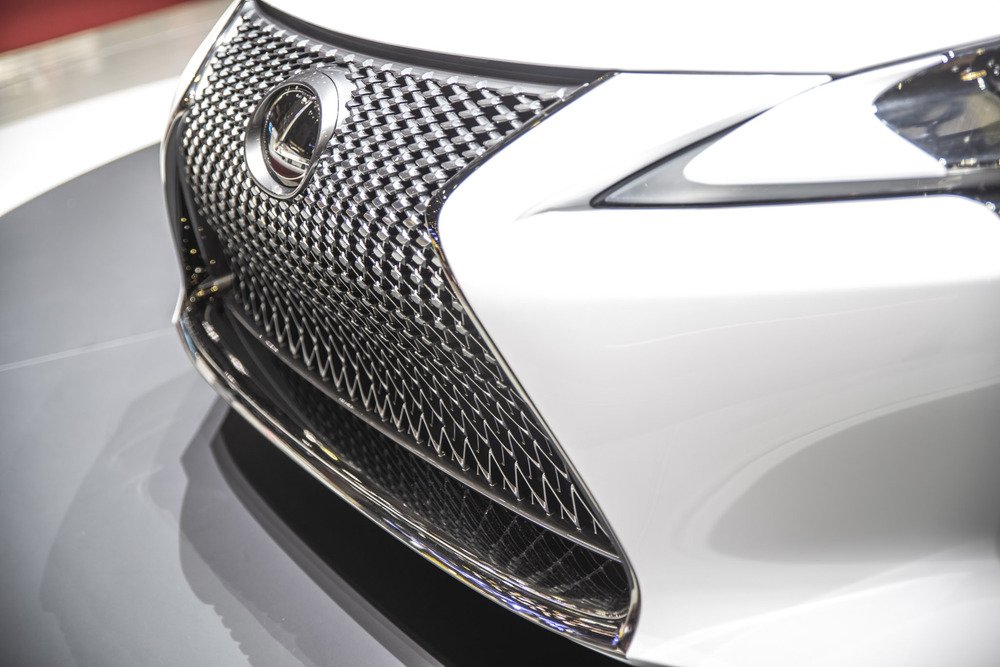 Muso con linee sinuose per la Lexus LC Convertible Concept