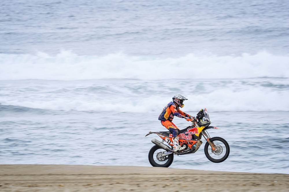 I rider in azione nel corso della Dakar 2019