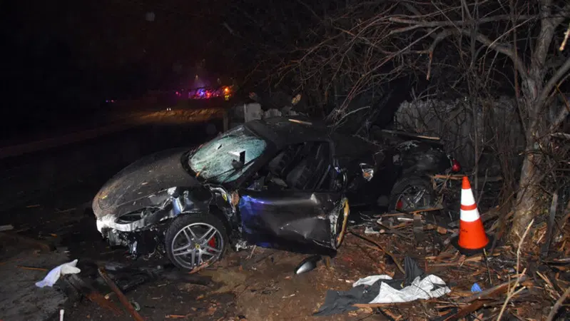Ruba una Ferrari, perde il controllo e muore nell'impatto