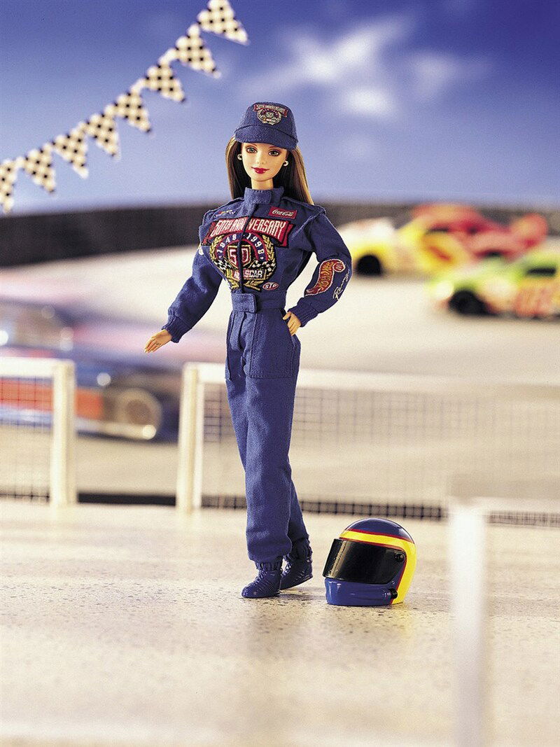 1998: Barbie indossa tuta e casco per correre in NASCAR