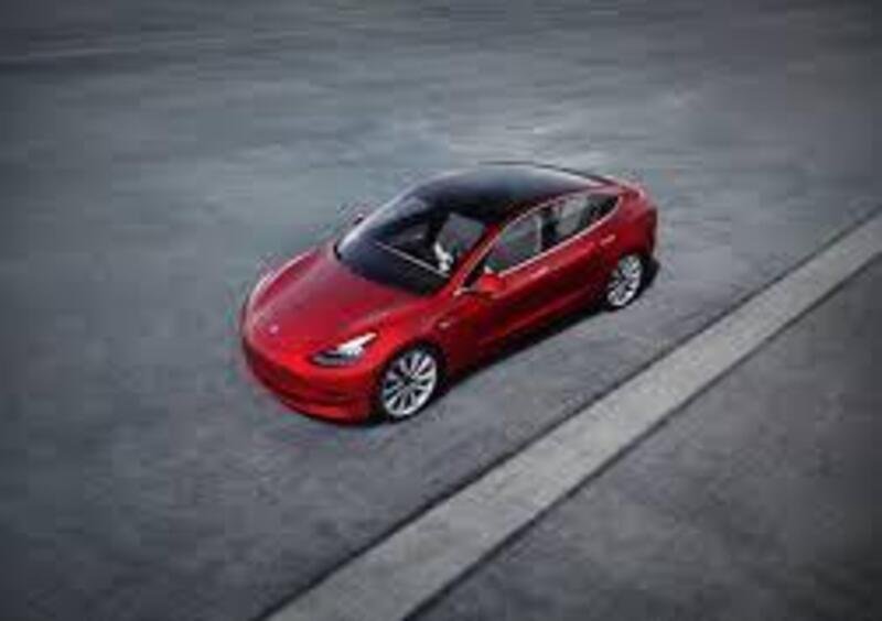 Promozione Tesla: Model 3 da 554 euro al mese