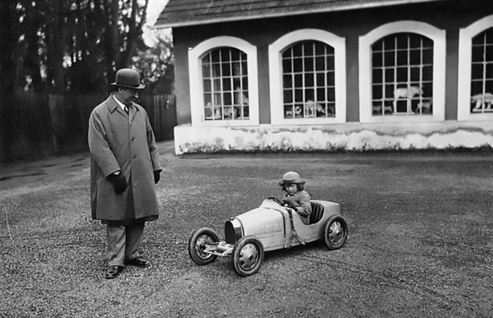 Ettore Bugatti ed il figlio Roland Bugatti sulla Tipo 52 &quot;Baby&quot;