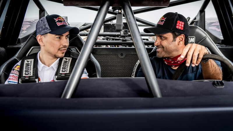 Nasser Al-Attiyah porta a spasso Jorge Lorenzo nel suo dune buggy [Video]