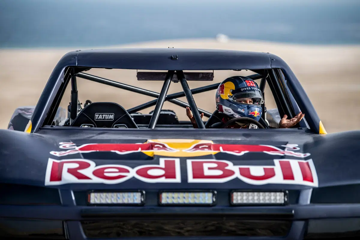 Nasser Al-Attiyah porta a spasso Jorge Lorenzo nel suo dune buggy [Video] (2)