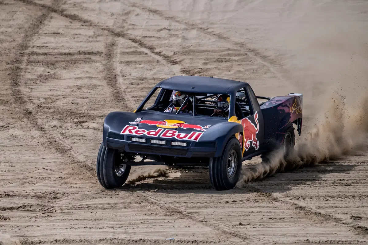 Nasser Al-Attiyah porta a spasso Jorge Lorenzo nel suo dune buggy [Video] (3)