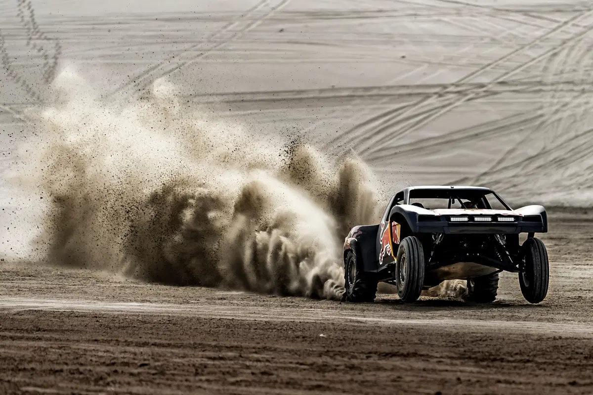 Nasser Al-Attiyah porta a spasso Jorge Lorenzo nel suo dune buggy [Video] (4)