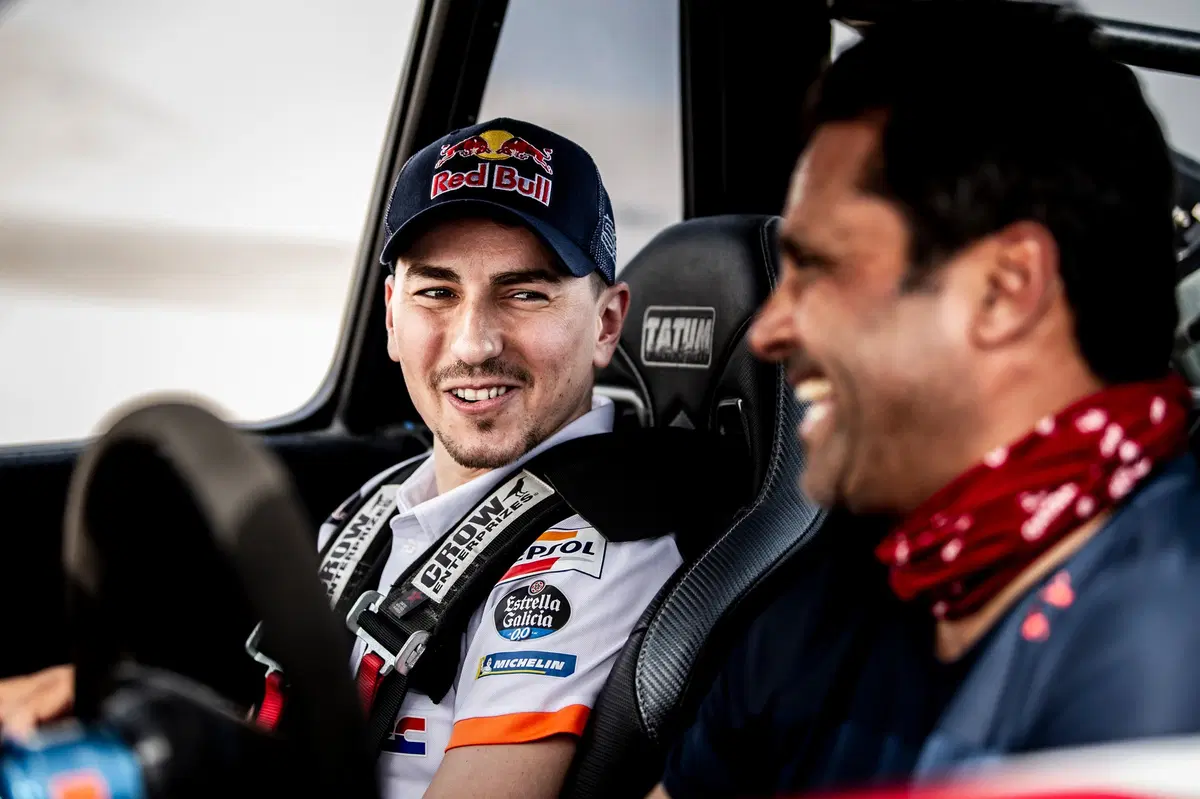 Nasser Al-Attiyah porta a spasso Jorge Lorenzo nel suo dune buggy [Video] (5)