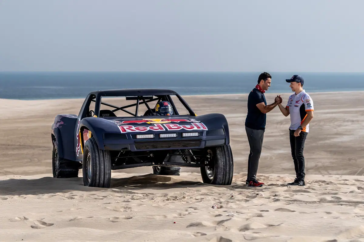 Nasser Al-Attiyah porta a spasso Jorge Lorenzo nel suo dune buggy [Video] (6)