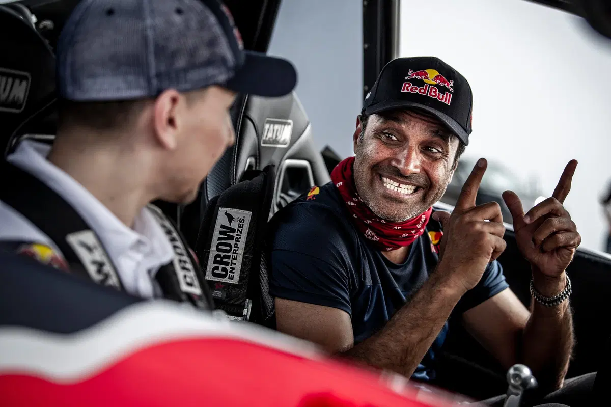 Nasser Al-Attiyah porta a spasso Jorge Lorenzo nel suo dune buggy [Video] (7)