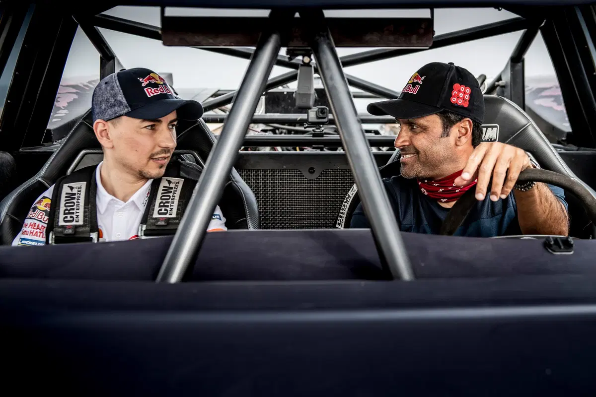 Nasser Al-Attiyah porta a spasso Jorge Lorenzo nel suo dune buggy [Video] (8)