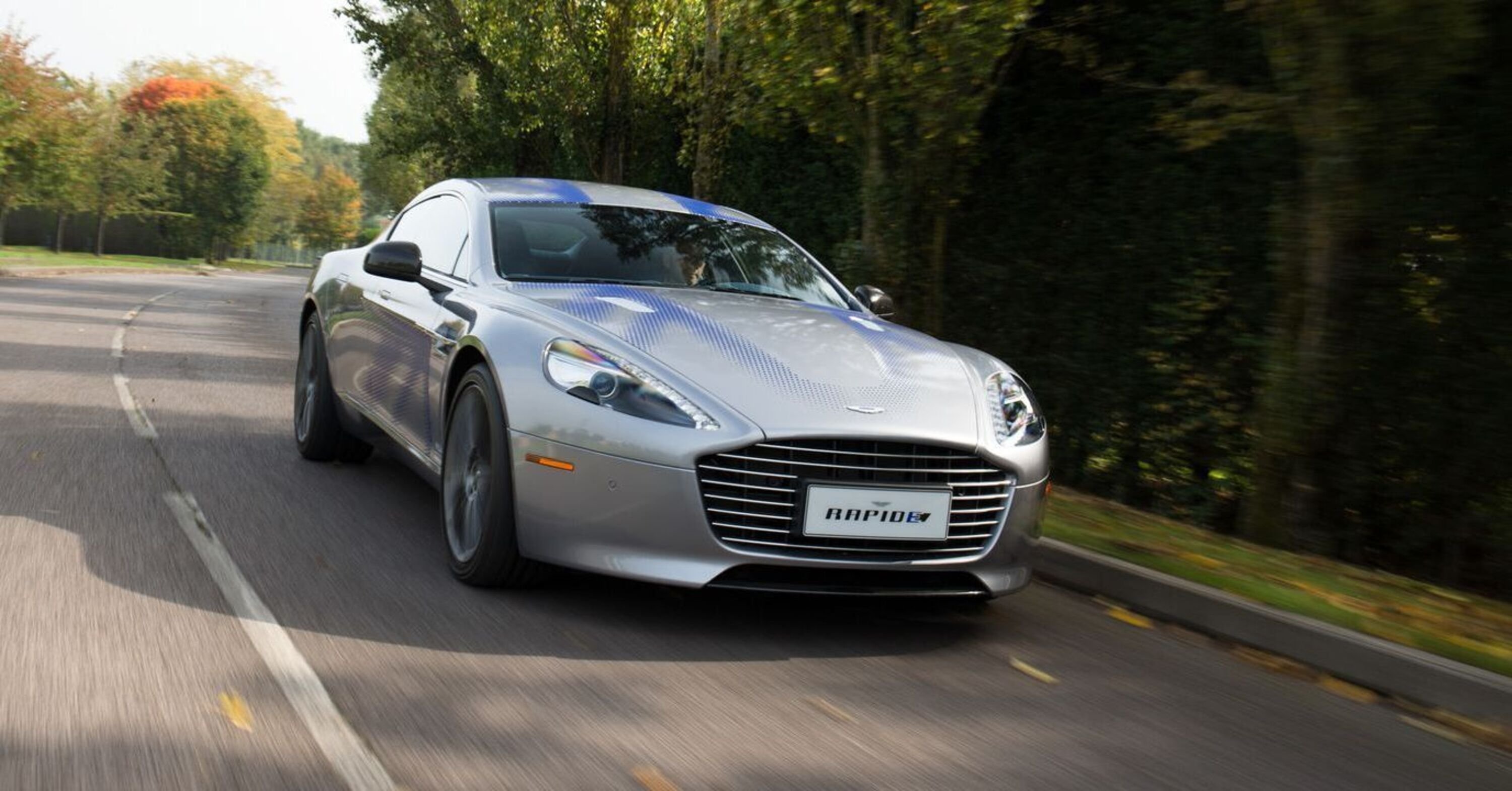 Auto da 007, James Bond viaggia in elettrico: Aston Martin EV