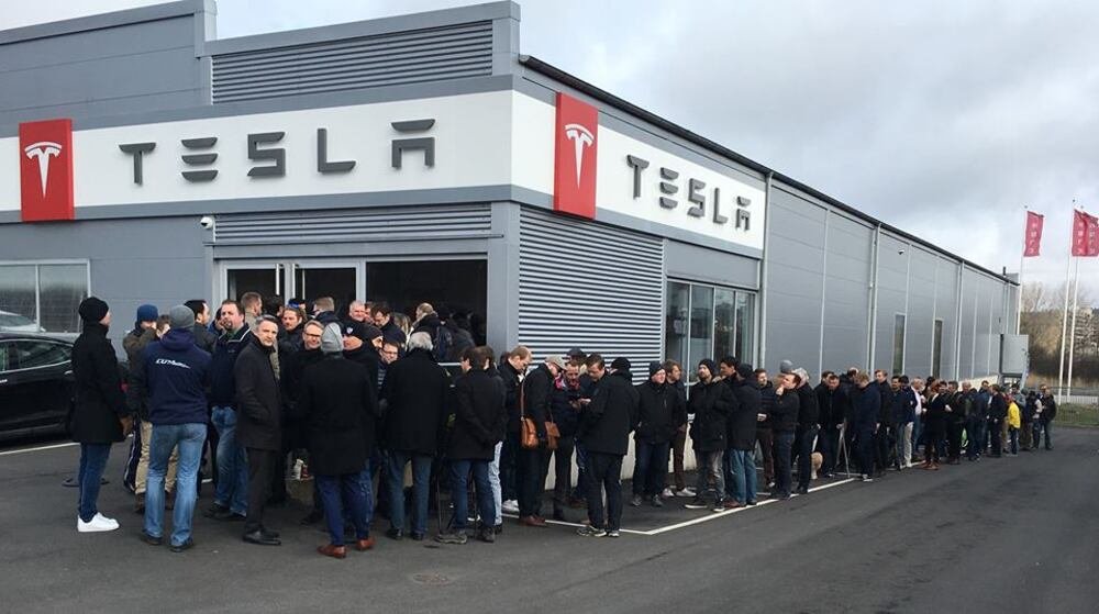 La coda davanti al Tesla Store di Goteborg