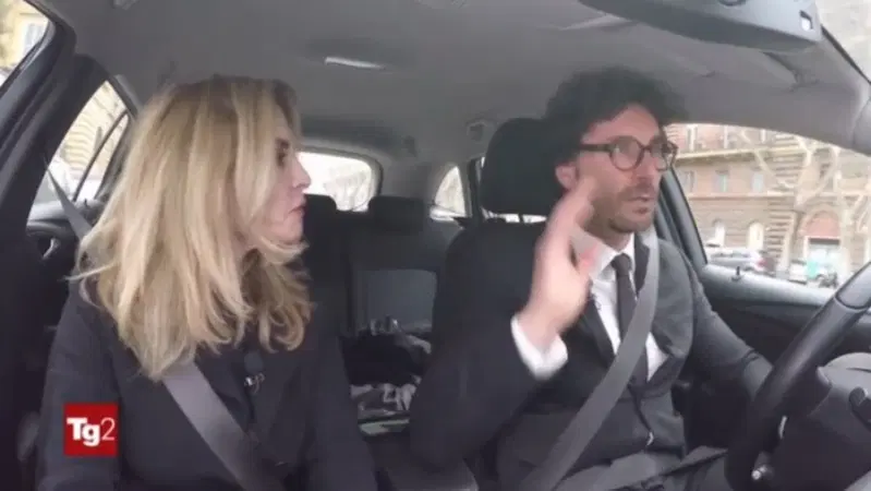 Toninelli sostiene l'auto elettrica, ma compra il diesel [Video]