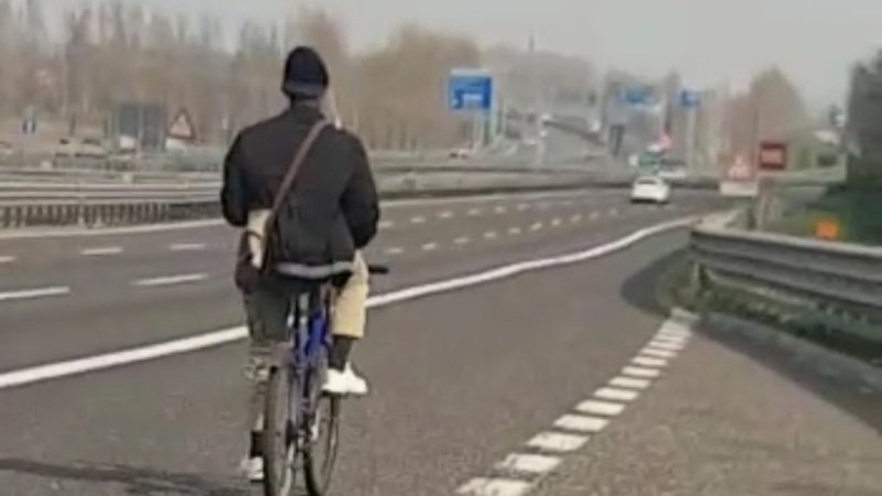 Immigrato in bici in autostrada A4: la Polizia lo mette in salvo [Video]
