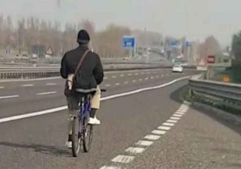 Immigrato in bici in autostrada A4: la Polizia lo mette in salvo [Video]