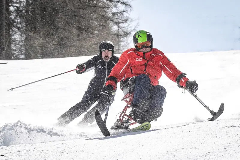 Alex Zanardi apre la strada a Sergio Solero sulle candide piste di Sauze d&rsquo;Oulx, in Valle d'Aosta