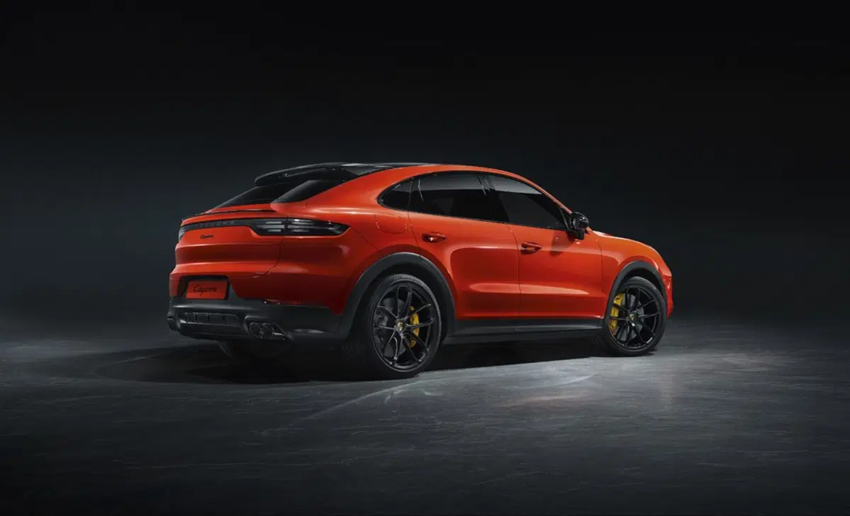 Nuovo SUV sportivo Porsche: la Cayenne diventa Coupé [foto gallery] (2)