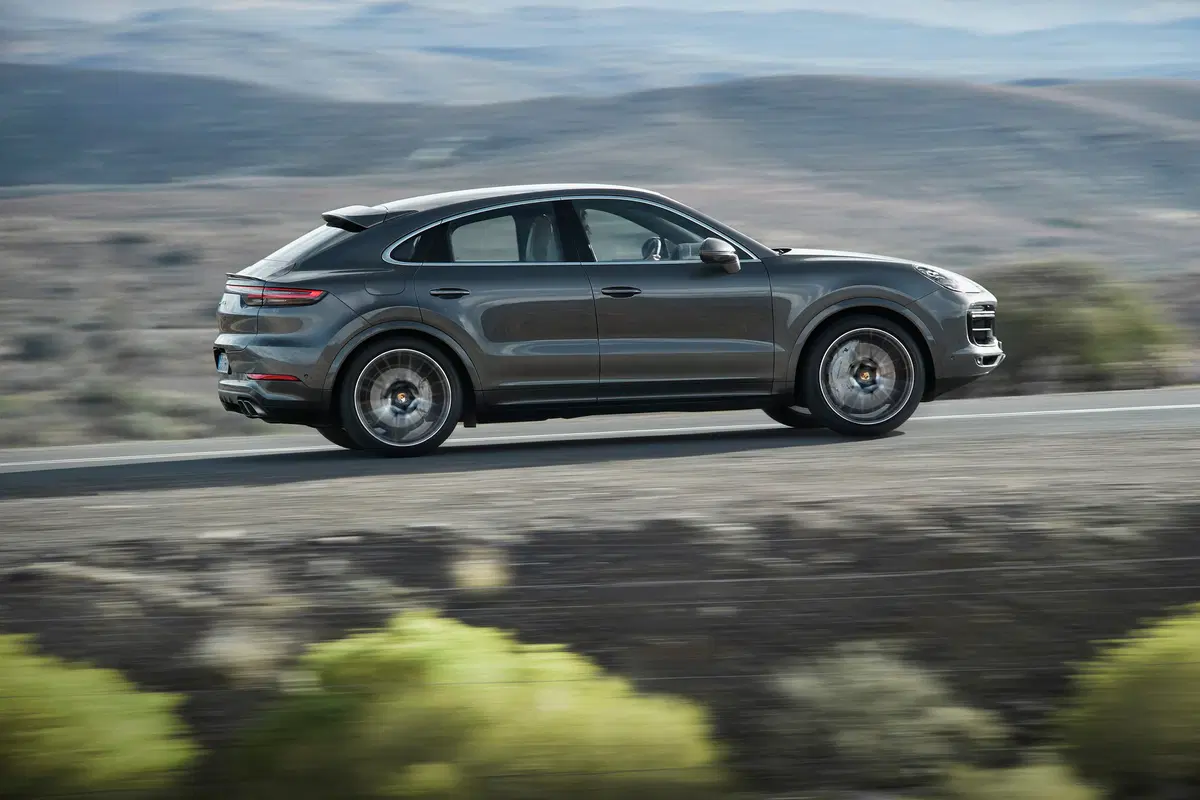 Nuovo SUV sportivo Porsche: la Cayenne diventa Coupé [foto gallery] (5)