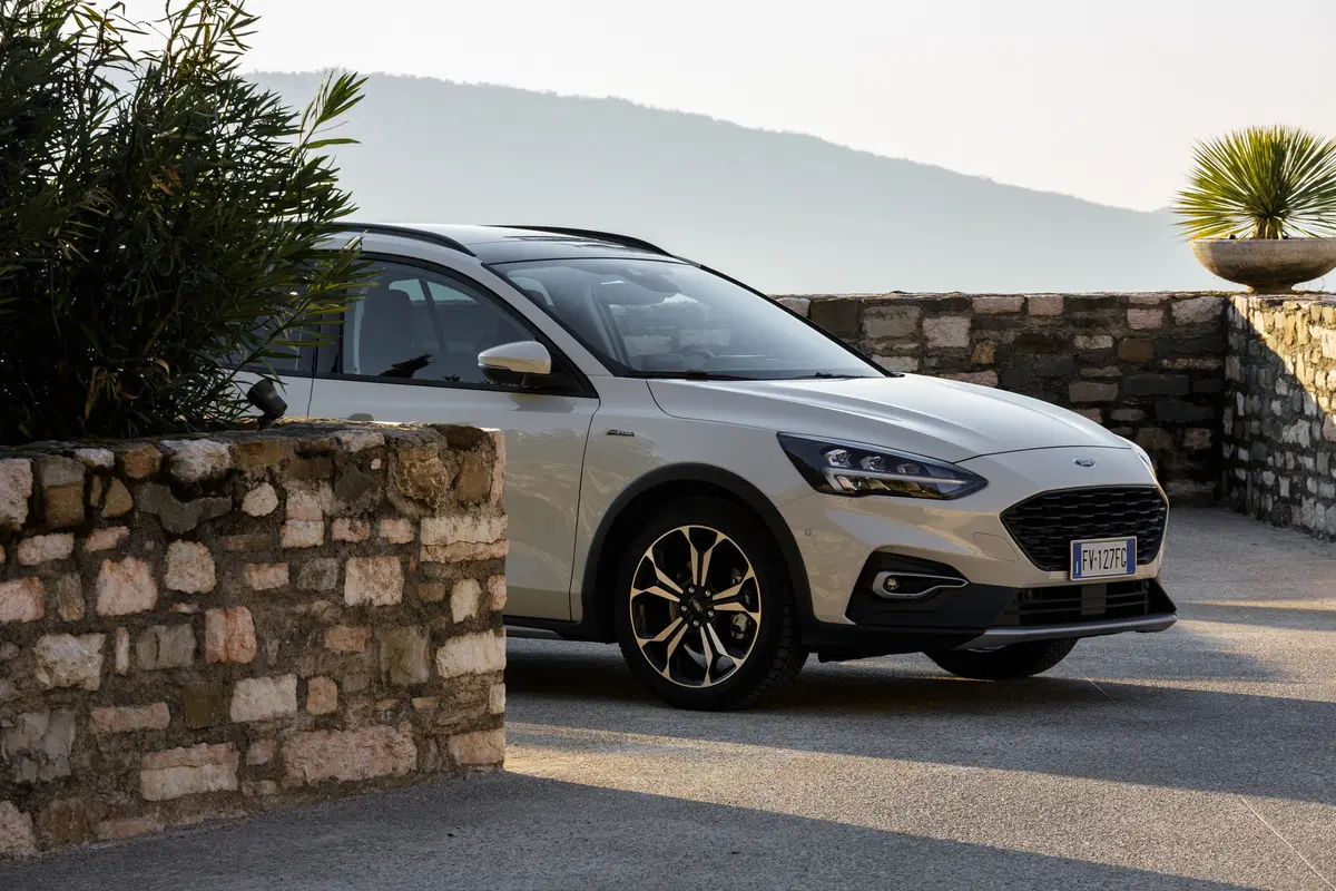 Ford Focus Active 2019, gamma completa e... più alta (7)