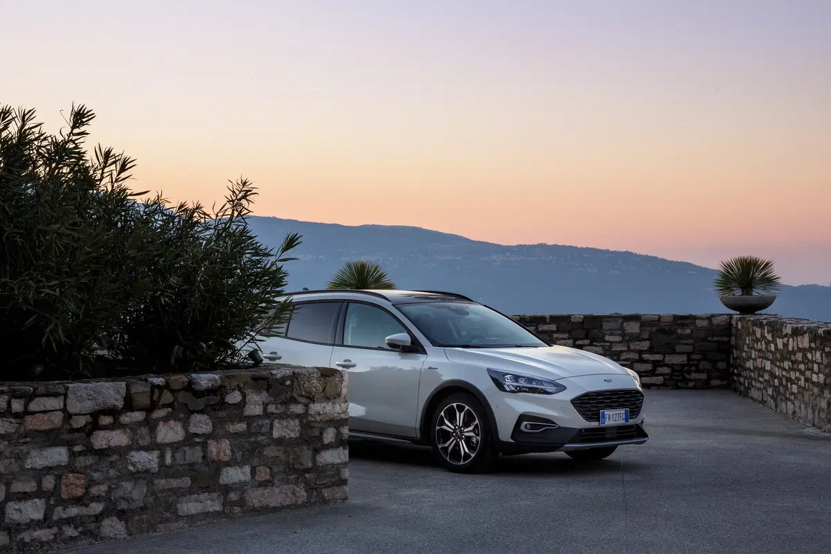 Ford Focus Active 2019, gamma completa e... più alta (10)