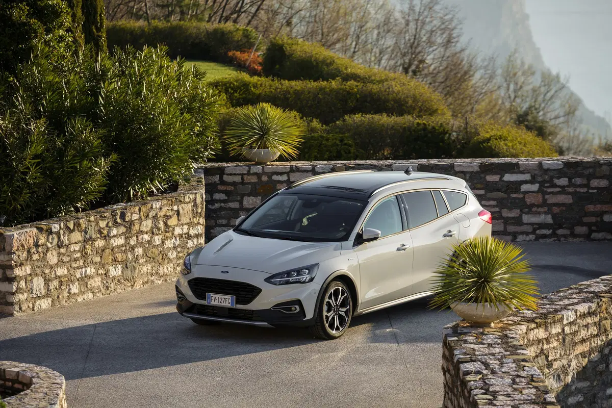 Ford Focus Active 2019, gamma completa e... più alta (11)