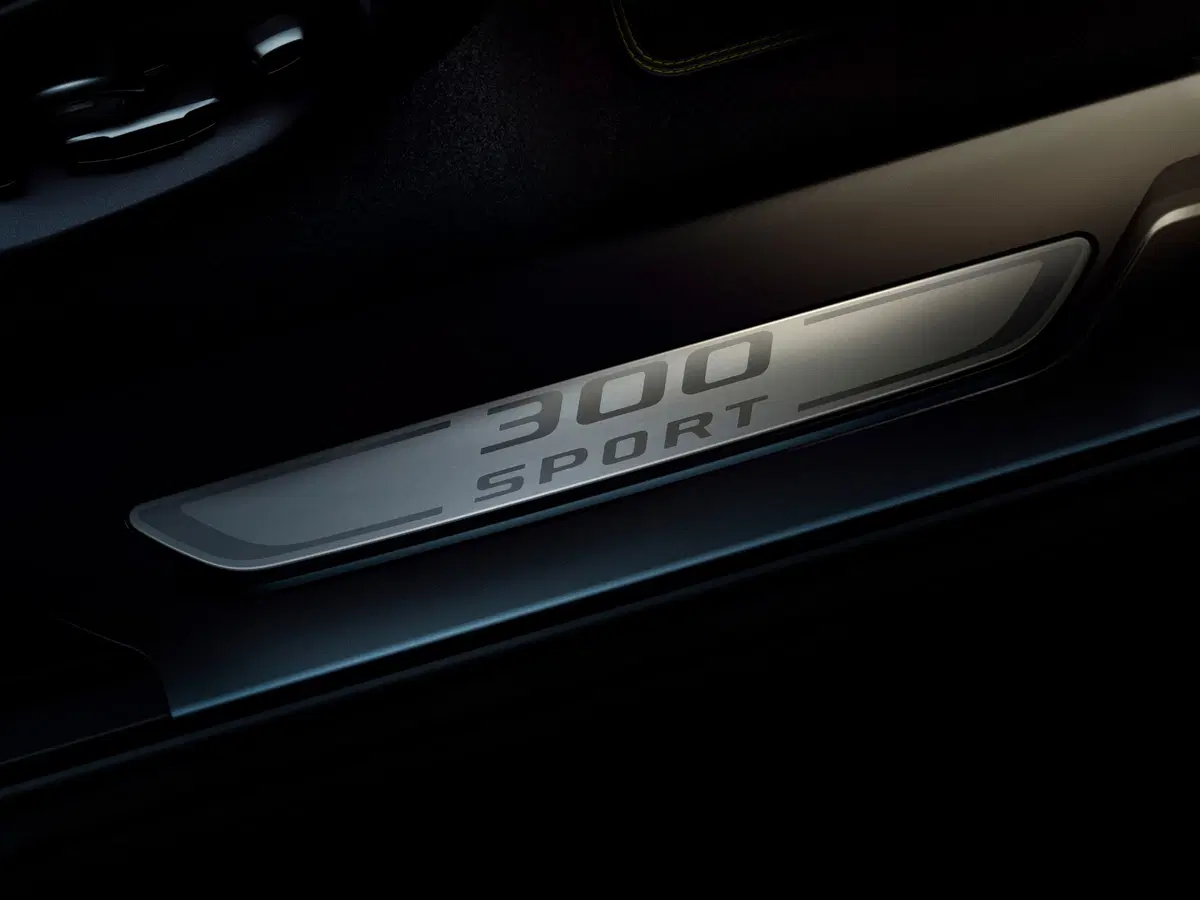 Jaguar F-Pace, arrivano le serie speciali 300 Sport e Chequered Flag (4)