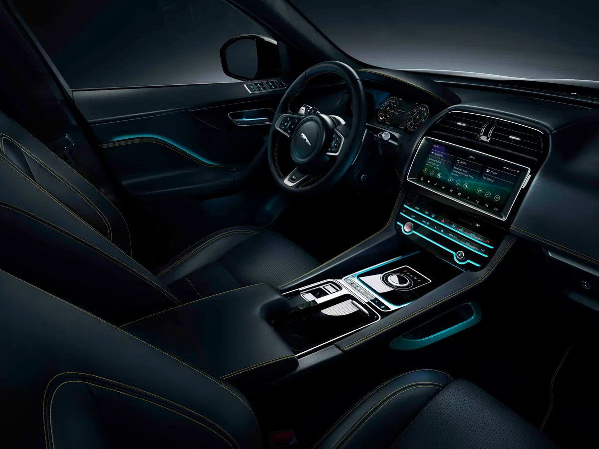 Jaguar F-Pace, arrivano le serie speciali 300 Sport e Chequered Flag (6)