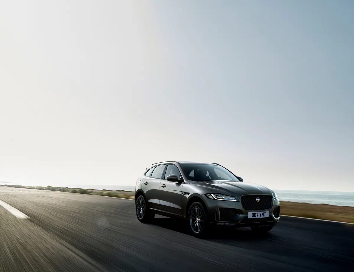 Jaguar F-Pace, arrivano le serie speciali 300 Sport e Chequered Flag (11)